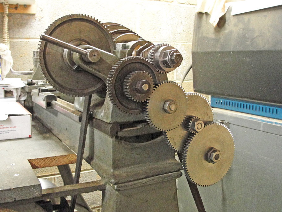 Gear train for fine feed towards the tailstock