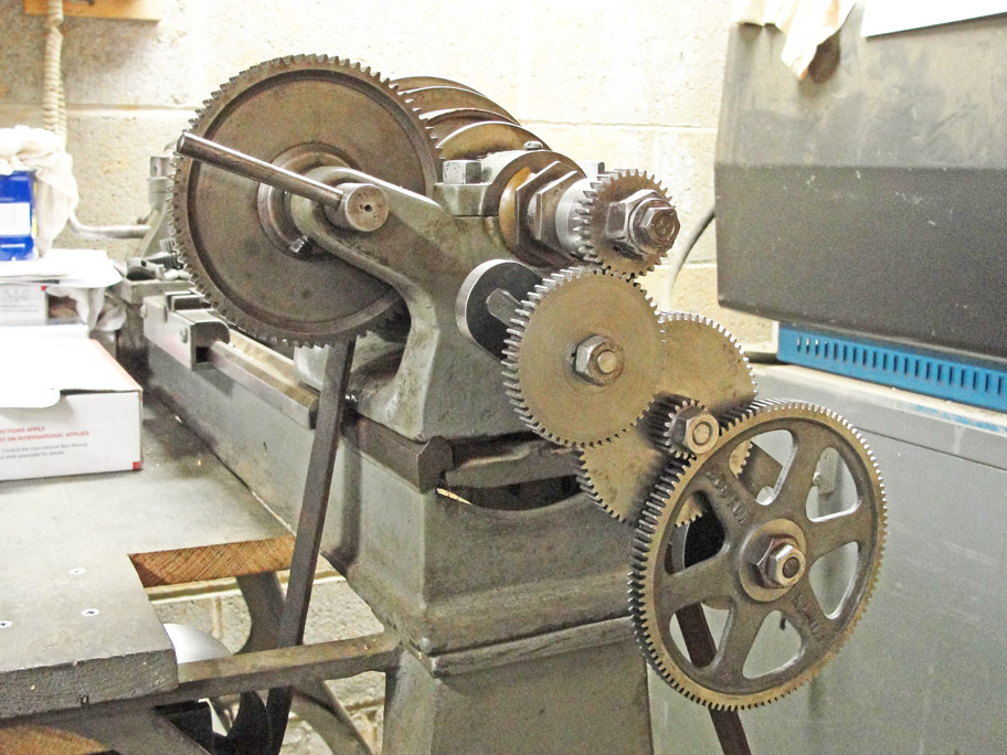 Gear train for fine feed towards the headstock