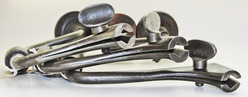 Forge-welded chucks with wavy splits